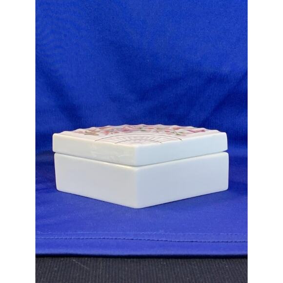Vintage Porcelain Fan Shaped Trinket Box by Avon 1980 - Picture 2 of 6
